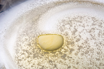 フライパンで溶けるバター