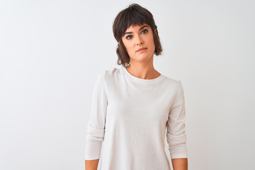 Obraz premium Young beautiful woman wearing casual t-shirt standing over isolated white background with serious expression on face. Simple and natural looking at the camera.