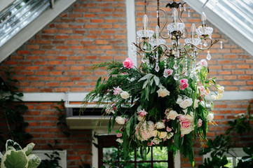 Arranging flowers and leaves perfectly hanging on the ceiling Paired with European hanging lights