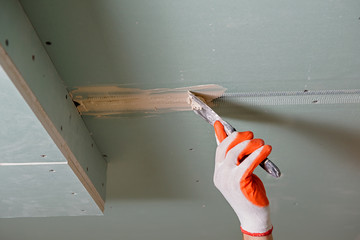  Filling the seams plasterboards.