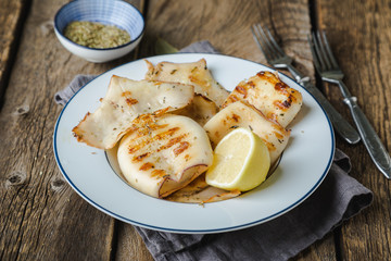 Grilled squids with lemon and spices