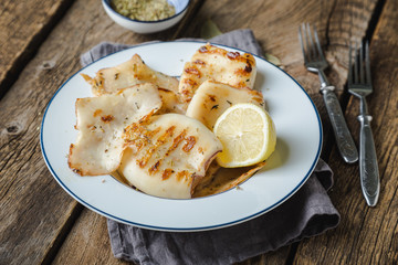 Grilled squids with lemon and spices