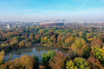 Fototapeta na wymiar Stadion narodowy i widok na Warszawe nad parkiem skaryszewskim, jesienny poranek, złota polska jesień