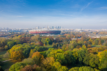 Fototapeta na wymiar Stadion narodowy i widok na Warszawe nad parkiem skaryszewskim, jesienny poranek, złota polska jesień