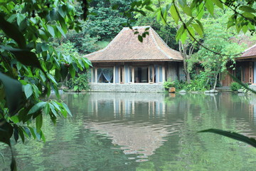 House arount the lake