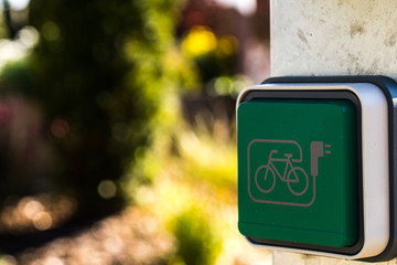 E-Bike Lade Steckdose mit unscharfem Bokeh Hintergrund
