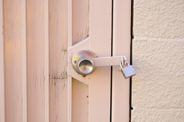 ピンク色のドア