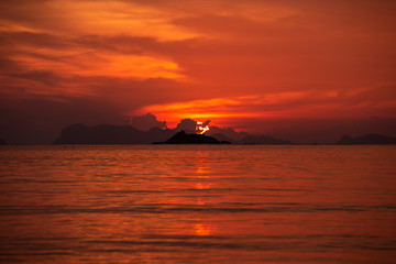 Fototapeta na wymiar Beautiful colorful sunrise at the sea with dramatic clouds and sun shining