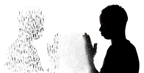 Chico en contraluz rezando, foto abstracta y creativa de lo que ocurre con la oración