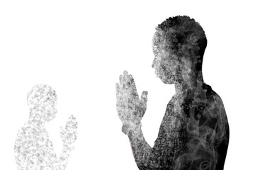 Chico en contraluz rezando, foto abstracta y creativa de lo que ocurre con la oración