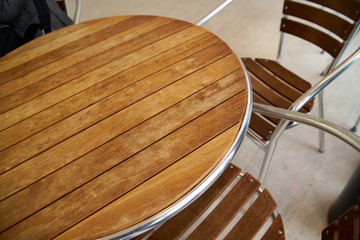木製のテーブル・イス