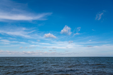 Obraz premium the sea and blue sky with cloud