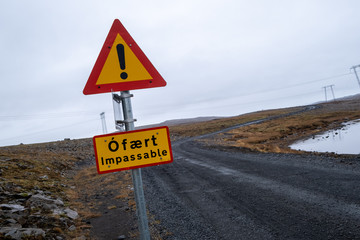 Verkehrschild mit dem Hinweis zur Unpassierbarkeit der Strasse F550 nahe Borgarnes / Road sign indicating the impassability of the road F550 near Borgarnes
