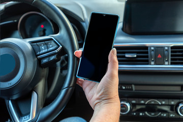  Verwenden eines Telefons im Auto während der Fahrt, ist eine Unfallursache. © AIDAsign