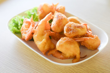 fried shrimp with vegetable on plate 