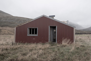 Fototapeta na wymiar Verfallenes Haus am Drágavegur zwischen den Seen Þórisstaðavatn und Geitabergvatn Hjallholt nahe Borgarnes. 