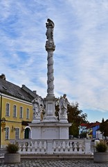 Fototapeta na wymiar Orth an der Donau, Ortszentrum mit Mariensäule
