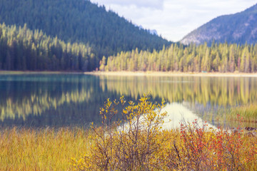 Fototapeta premium Autumn lake