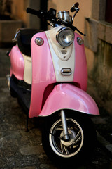 Vespa rose de face