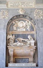 Tumba en el cementerio monumental de Pisa, Italia