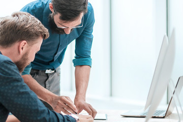 Obraz premium happy business colleagues shaking hands in the workplace