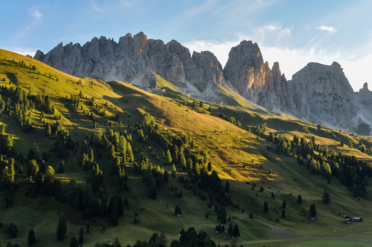 Wolkenstein Cirspitzen Gr&ouml;dnertal S&uuml;dtirol Italien Dolomiten Val Gardena Sonnenaufgang Morgenlicht Gr&ouml;dnerjoch Passstra&szlig;e Urlaub Gebirge Gipel Pass Skipiste Licht