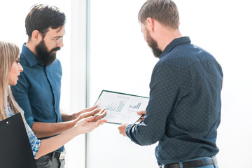 Obraz premium employees discussing documents standing in the office