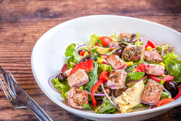 Grilled tuna salad with artichoke and pepper.