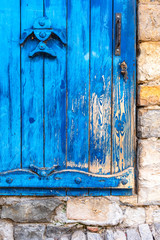 La porta blu abbandonata