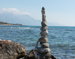 Gestapelte Steine zum Turm erbaut am Strand von Kos Griechenland 