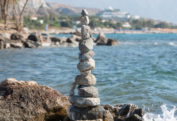 Gestapelte Steine zum Turm erbaut am Strand von Kos Griechenland 