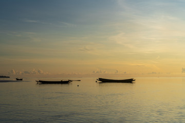 Naklejka premium boat at sunset
