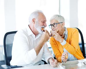 senior couple eat pizza together food restaurant office