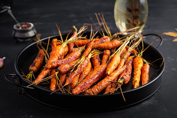 Baked organic carrots with thyme, honey and lemon. Organic vegan food.