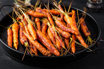 Baked organic carrots with thyme, honey and lemon. Organic vegan food.