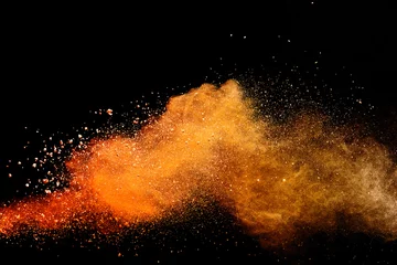 Fotobehang Abstracte oranje poeder explosie geïsoleerd op zwarte achtergrond. © piyaphong