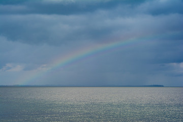 Regenbogen und Regen über dem Meer - Kap Arkona auf Insel Rügen