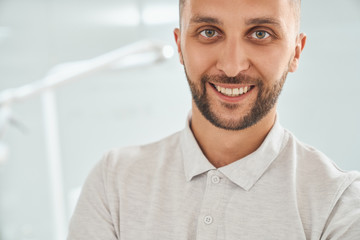 Obraz premium Cropped view of happy male patient smiling in dental office