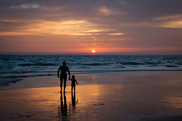 Un padre y su hijo contemplando el atardecer en la playa Los Lances, Tarifa, Cadiz, Andalucia, España