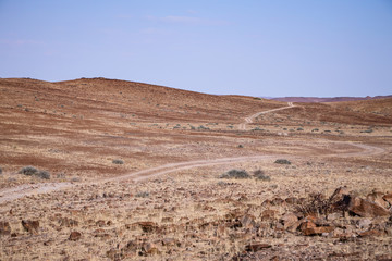 Fototapeta na wymiar Piste à travers le désert du Damaraland en Namibie