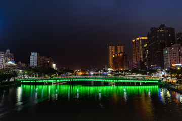 台湾高雄のビル群と愛河のライトアップ夜景