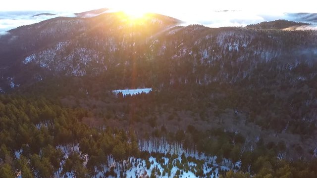 Survol de for&ecirc;t Vosgienne avec couch&eacute; de soleil en hiver