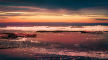 Fototapeta na wymiar sunset sea waves