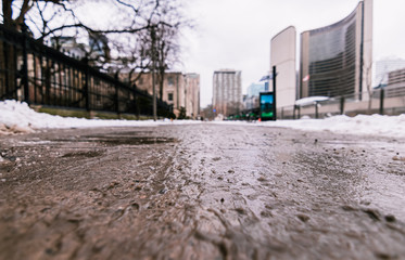 Nieve derritiéndose en la calle por las pisadas