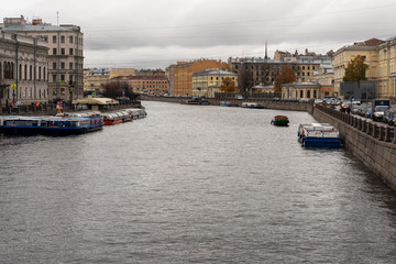Obraz premium 10/21/2019 Russia. Saint Petersburg. Fontanka river embankment on a cloudy autumn day.