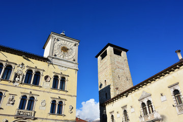 Fototapeta na wymiar il municipio e la torre dell'orologio a Belluno,Italia