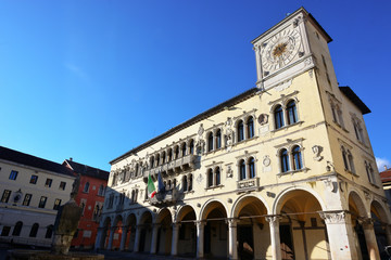 Fototapeta na wymiar il palazzo del Municipio a Belluno, Italia