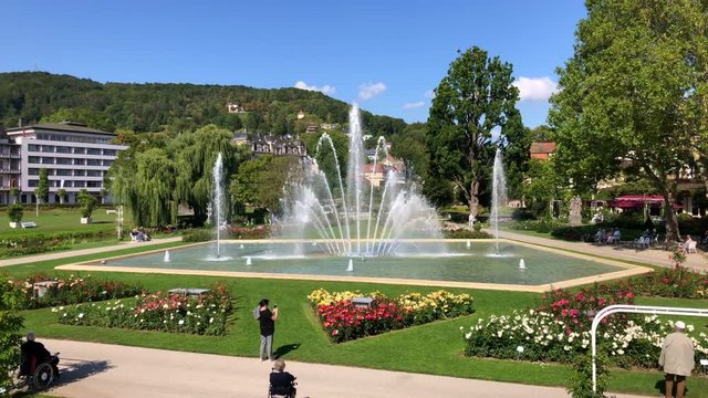Rosengarten mit Brunnen, Bad Kissingen, Deutschland 