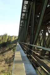 Eisenbahnbrücke mit Fußgängerüberweg an sonnigem Tag