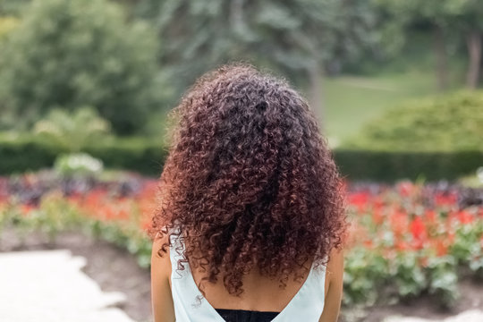 Mujer de espaldas con el pelo rizado de color rojo